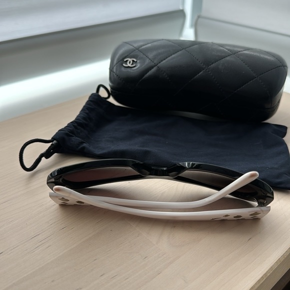 CHANEL Acetate Charms Sunglasses 5123 - black and white - Picture 9 of 12